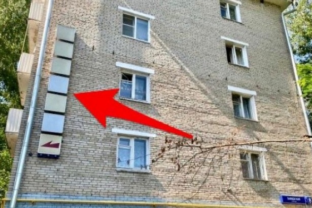 Мосжилинспекция выявила незаконную вывеску на фасаде дома в Зеленограде