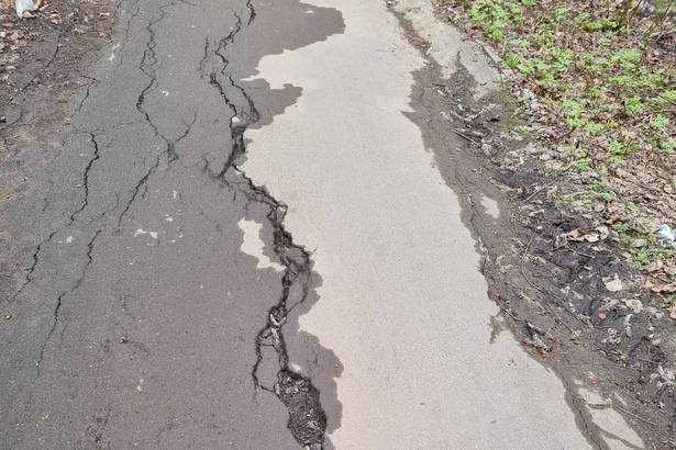На пешеходной дорожке в лесопарке 9-го микрорайона отремонтировали асфальт