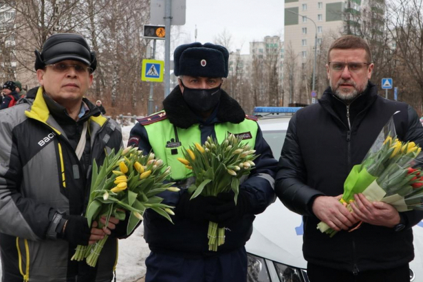 Инспекторы ГИБДД и Общественный совет вручили женщинам тюльпаны