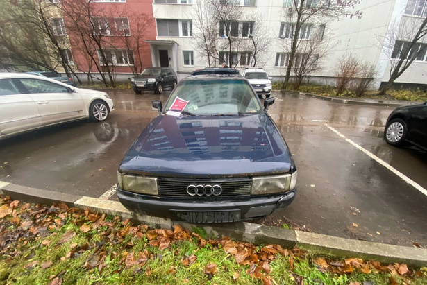 Во дворах 9-го микрорайона обнаружены три бесхозных  автомобиля