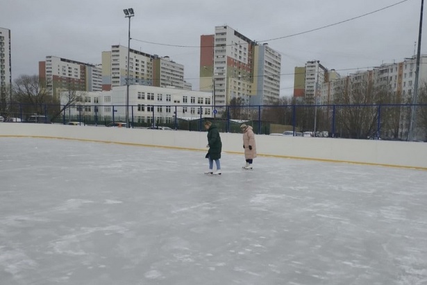 Каток с искусственным льдом в Старом Крюково готовят к открытию