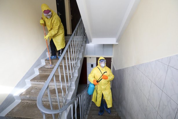 Сотрудники инженерной службы района Старое Крюково потравили тараканов в подъезде корпуса 917
