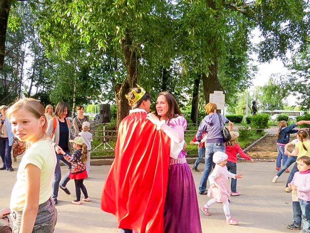  На аллее в 8-м микрорайоне прошел ретро-вечер «Музыка кино»