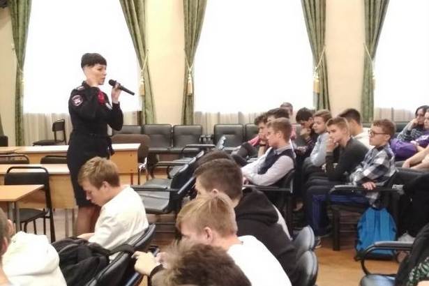 Сотрудники полиции и ГИБДД провели беседу с учащимися школы 853