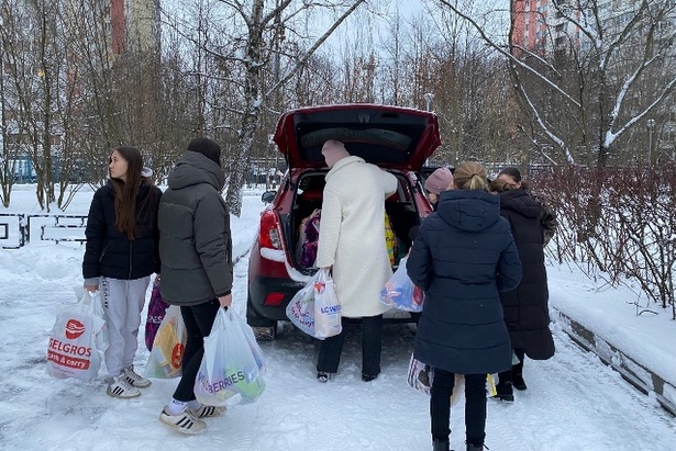 Волонтеры школы №853 приняли участие в благотворительных акциях