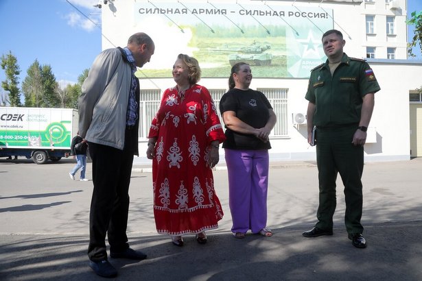 Певица Надежда Крыгина встретилась с контрактниками в Едином пункте отбора на военную службу в Москве