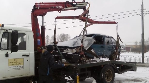 Из восьмого микрорайона на спецстоянку вывезли два бесхозных автомобиля
