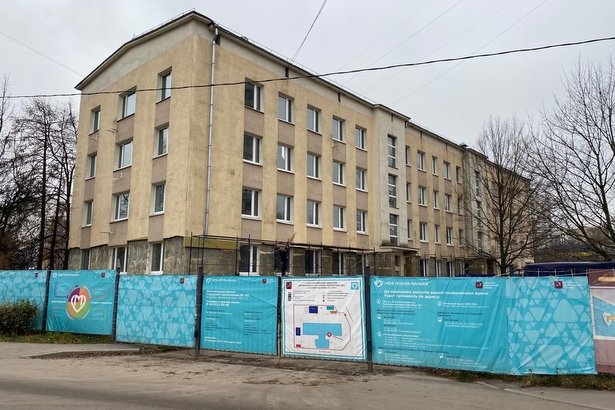 Началось обустройство нового фасада на здании ремонтируемой поликлиники во 2-м микрорайоне