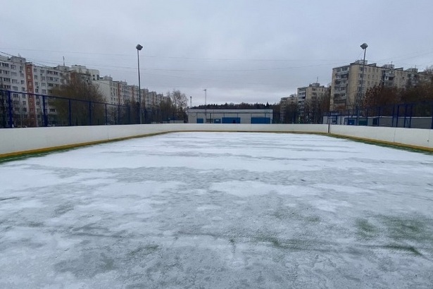 В районе Старое Крюково готовят к работе каток с искусственным льдом