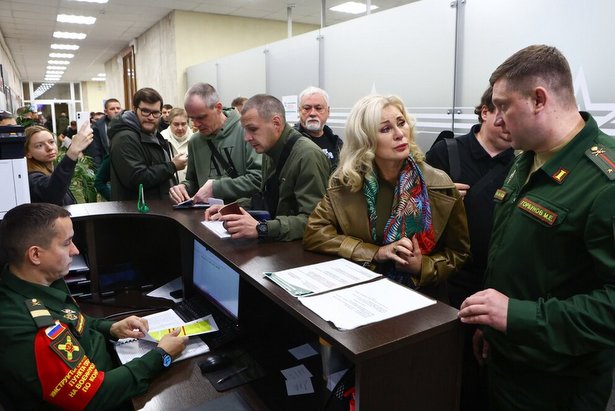 Певица Вика Цыганова выступила в Едином пункте по отбору на военную службу в Москве