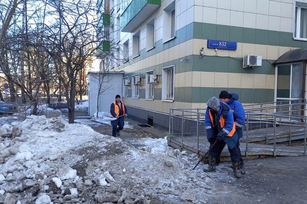 Коммунальщики активно прогребают озелененные участки дворовых и придомовых территории для уборки вытаявшего мусора