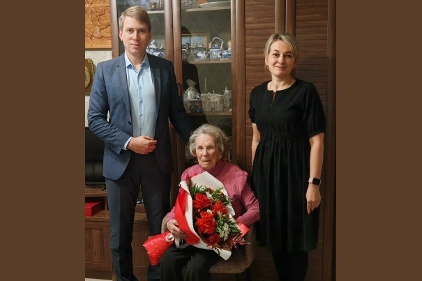В Старом Крюково поздравили ветерана с 102-летием