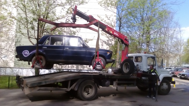 Очередной бесхозный автомобиль отвезли из Старого Крюково на спецстоянку