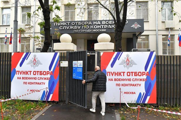 Музыкант Владимир Кристовский посетил Единый пункт отбора на военную службу в Москве