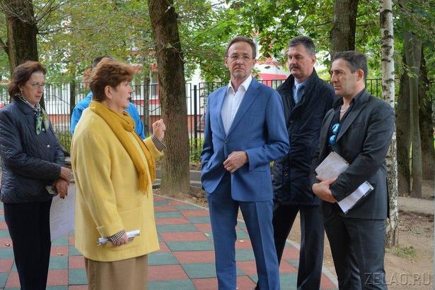 Префект ЗелАО проверил ход благоустройства двора 828 корпуса