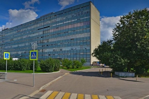 На проезде от Центрального проспекта к зданию - «клюшке» введут запрет на парковку автотранспорта