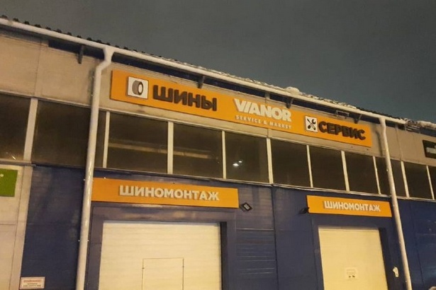 В тушении ночного пожара в магазине автозапчастей участвовали более 30 спасателей