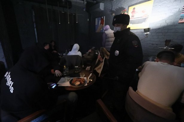 Посетители работавшего ночью ресторана в Москве подрались, покидая заведение в момент рейда
