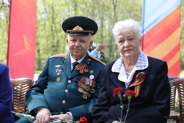 Минута молчания и красные гвоздики — у памятника воинам села Куркино и деревни Юрово состоялась патриотическая акция