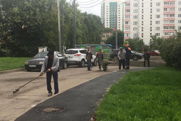 Продолжается замена асфальта в 8-м микрорайоне Зеленограда