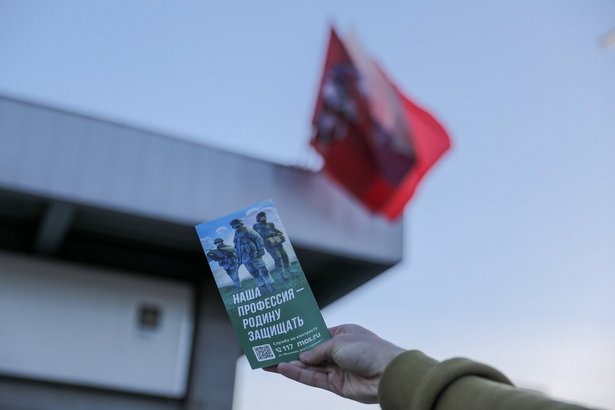 Аскольд Запашный выразил слова поддержки пришедшим на пункт отбора на военную службу по контракту