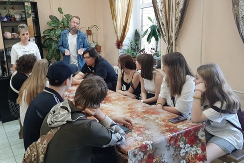 Юные жители Старого Крюково продолжают летнюю трудовую вахту