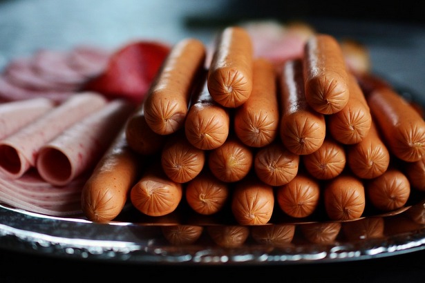 В российских сосисках не нашли бумаги, мяса кошек и собак