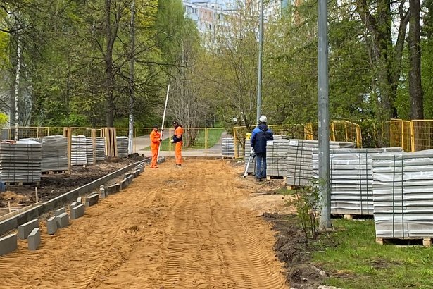 В Старом Крюково начались работы по покосу выросшей травы и сорняков