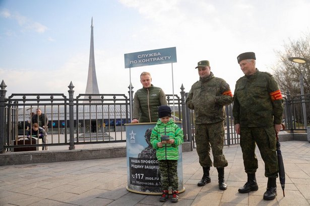 Волонтеры помогают пришедшим на пункт отбора на контрактную службу с заполнением документов