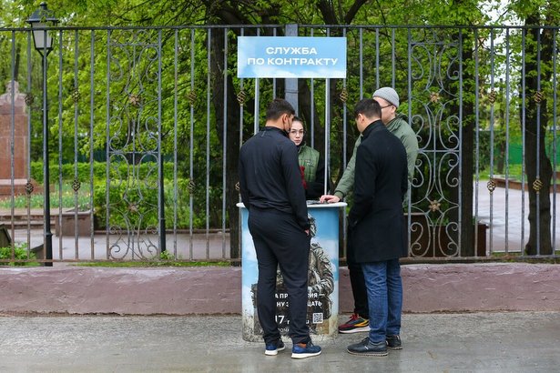 Очередная группа контрактников отправилась из столичного пункта отбора для прохождения военной службы