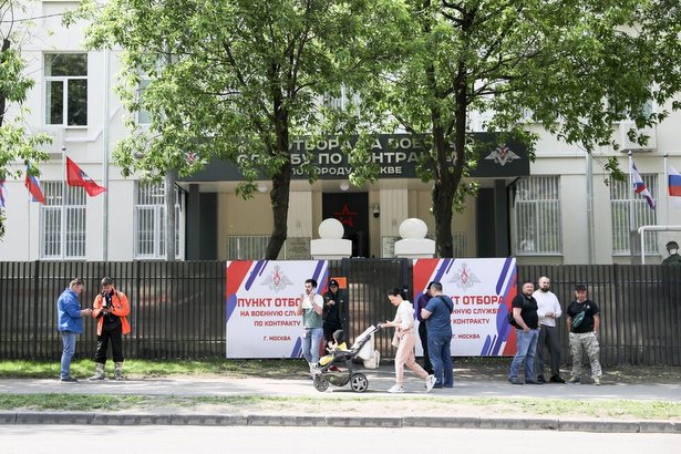 Будущие контрактники рассказали о своем желании защищать страну с оружием в руках