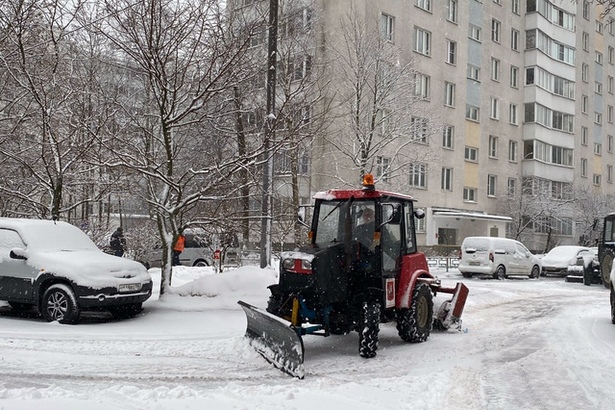 В праздничные дни коммунальщики Старого Крюково продолжали ухаживать за территорией района