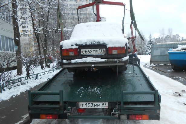 В Старом Крюково на стоянку временного хранения переместили очередной брошенный автомобиль