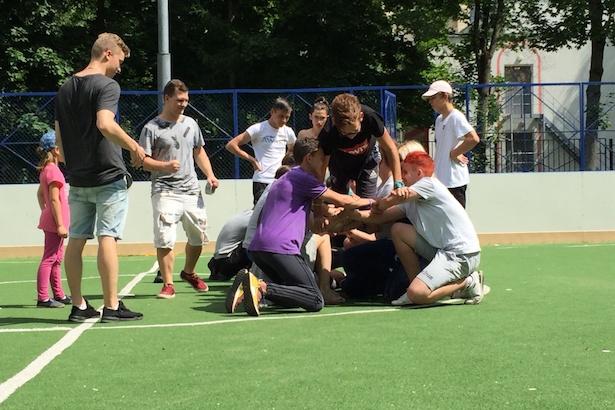 В Старом Крюково прошла спортивно-игровая программа для участников трудовой бригады
