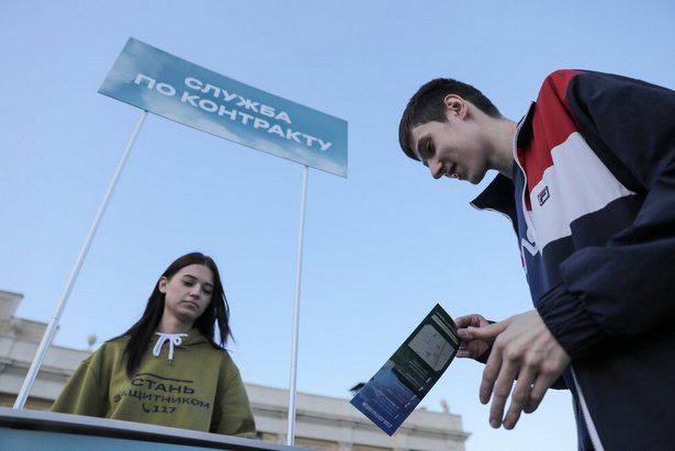 Волонтеры рассказали об интересе москвичей и гостей столицы к информации о  службе по контракту
