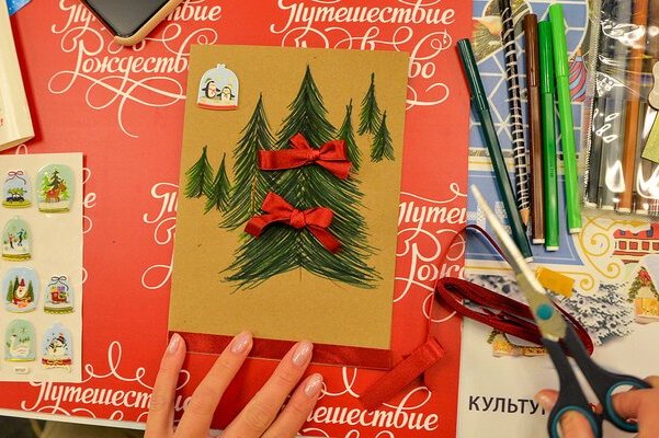 На площадках рождественского фестиваля можно написать письмо Деду Морозу