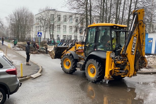 У корпусов 815-810 и 814 ведутся работы по ремонту асфальтобетонного покрытия с заменой бортового камня