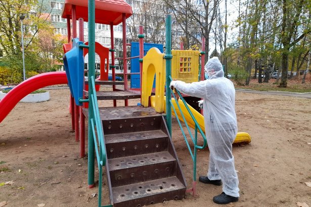 В Старом Крюкове продезинфицировали детские площадки