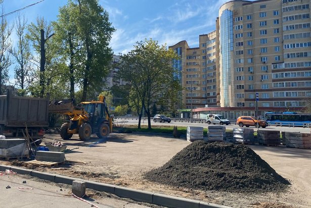 Во дворе у корпуса 830 обновляют асфальтовые покрытия