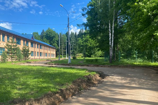 Школьную территорию в 8-м микрорайоне приводят в порядок