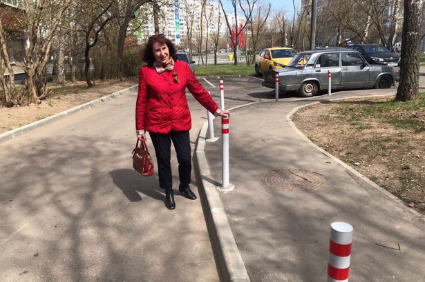 Вдоль корпусов 832 и 833 установили новые антипарковочные конструкции
