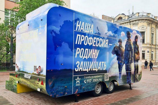 Пришедшие на столичный пункт отбора контрактников рассказали о своем желании защищать Родину 