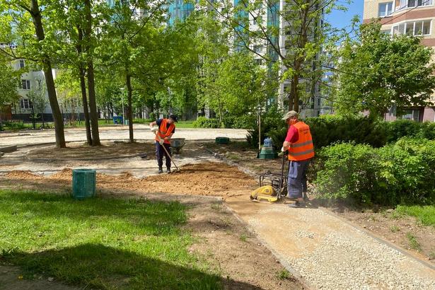 Во дворах района Старое Крюково ведутся активные работы по благоустройству