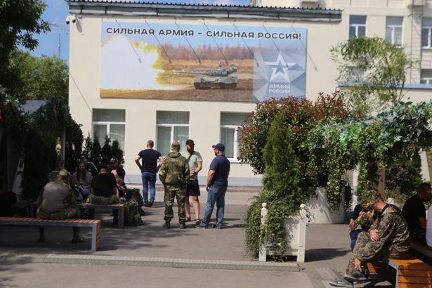 Отправляющиеся из Москвы на военную службу по контракту рассказали о своей мотивации