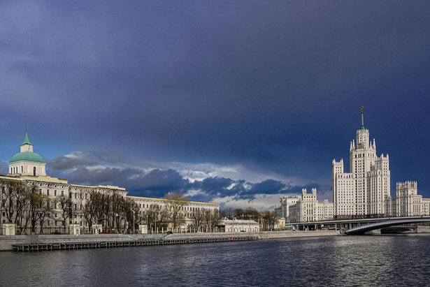 Москвичей попросили быть внимательнее на улице из-за непогоды