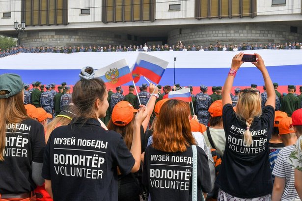 В Москве прошел патриотический флешмоб «Самый длинный флаг» с участием 3000 активистов