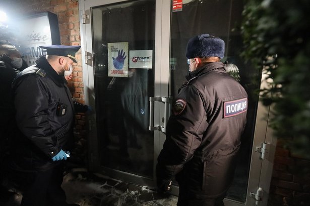Сотрудникам полиции пришлось выламывать дверь работавшего после полуночи ресторана