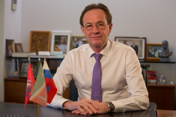 Префект округа Анатолий Смирнов поздравил женщин Зеленограда с 8 марта