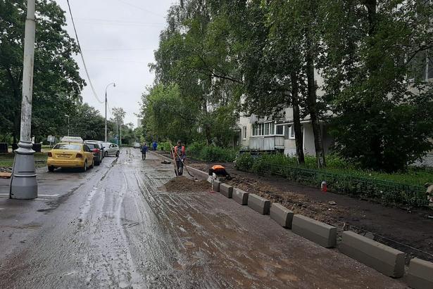 На 11 дворовых территориях района Старое Крюково заменят асфальт