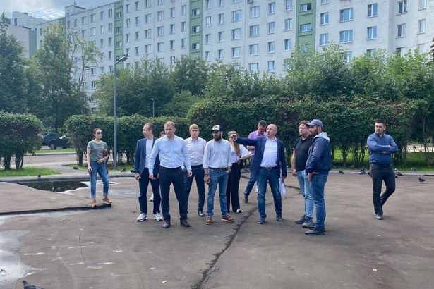 В двух дворах района Старое Крюково полностью обновили асфальт
